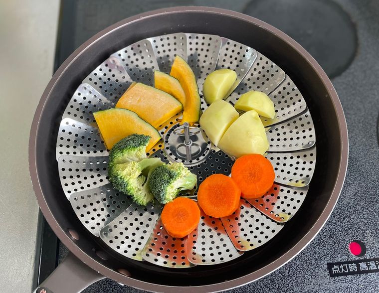 ダイソーステンレス折りたたみ蒸し器の使い方