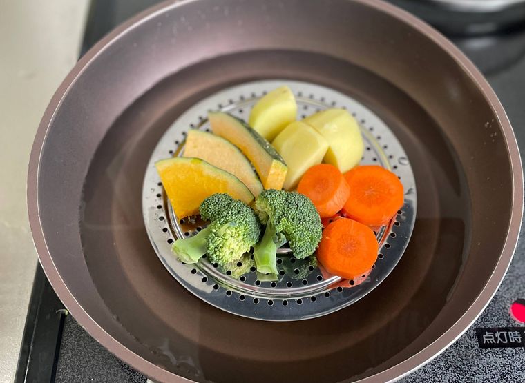 フライパンにキャンドゥの蒸し器をセットしたところ