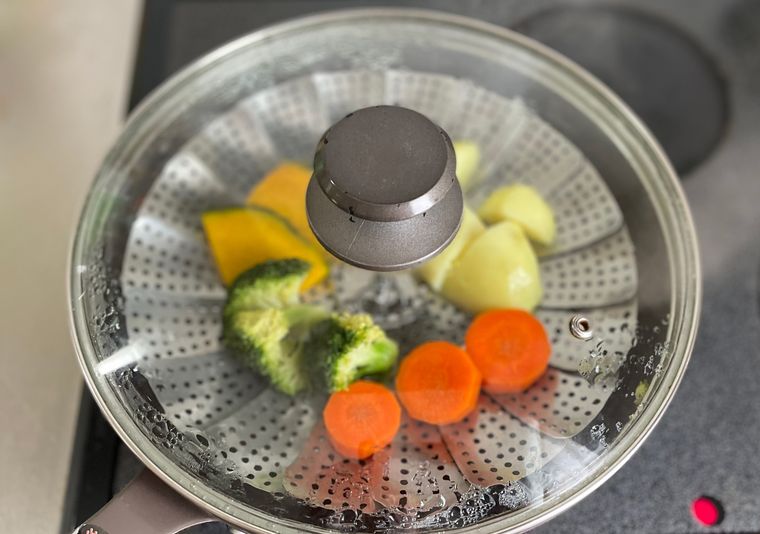 ダイソーの蒸し器で野菜を蒸しているところ