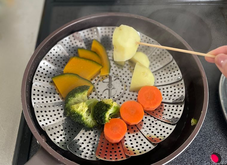 ダイソーの蒸し器で作った蒸し野菜に竹串を通している