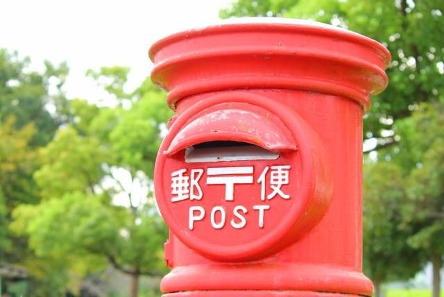 丸い形の郵便ポスト