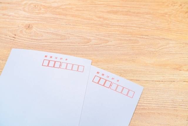 テーブルに並ぶ2枚のハガキ