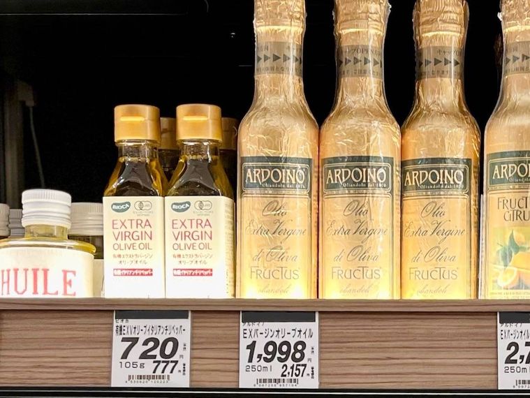 スーパーで販売されているオリーブオイルのプライスカード