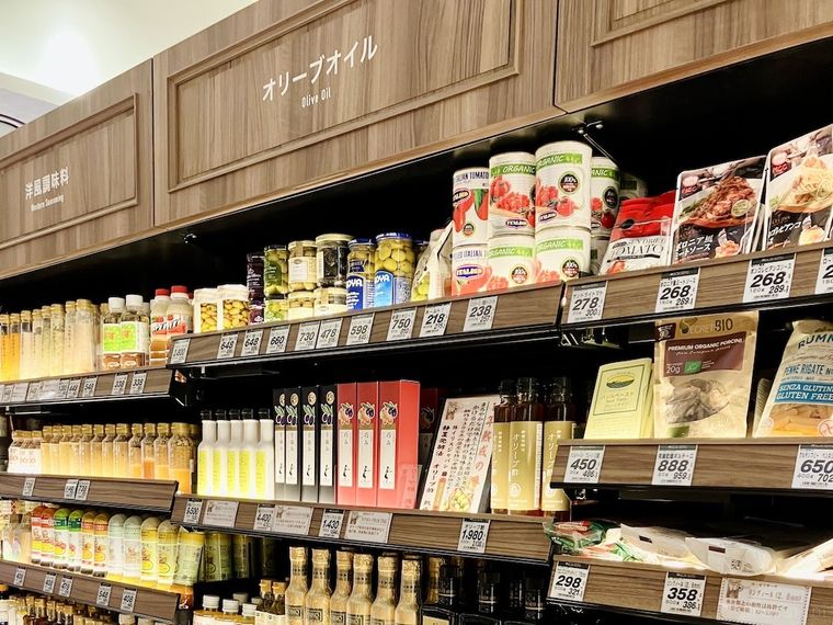 オリーブオイルが販売されているスーパーの陳列棚の様子