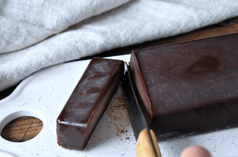 リッチショコラケーキをナイフでカットしている様子