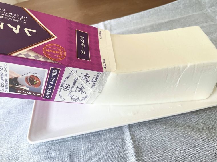 業務スーパーレアチーズを皿に出している様子