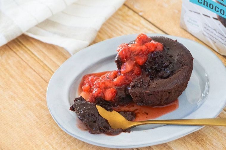 冷凍いちごをかけてアレンジしたフォンダンショコラ