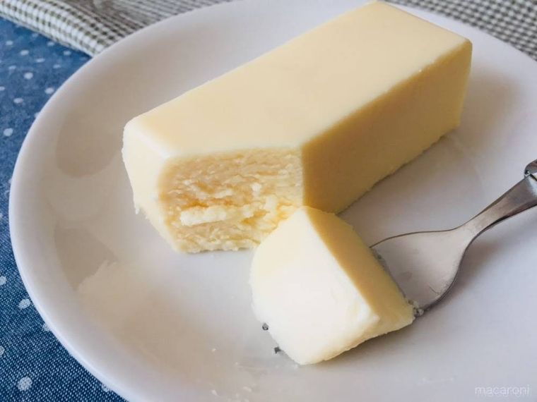 皿に盛り付けたリッチチーズケーキ