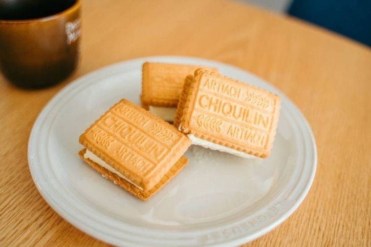 ビスケットにはさんだリッチチーズケーキ