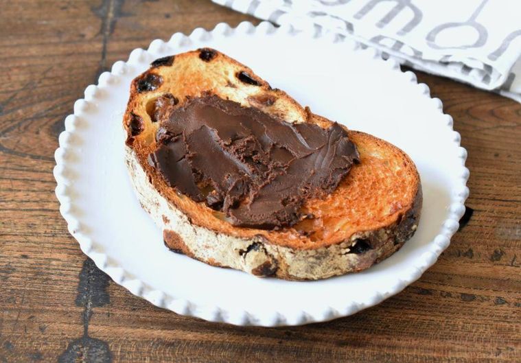 パンに塗ったペースト状のリッチショコラケーキ