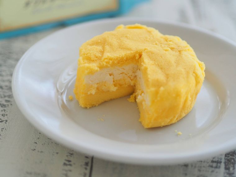 解凍してカットした業務スーパーダブルチーズケーキ