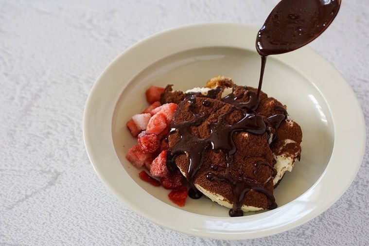 皿に盛り付けトッピングをした業務スーパーティラミス