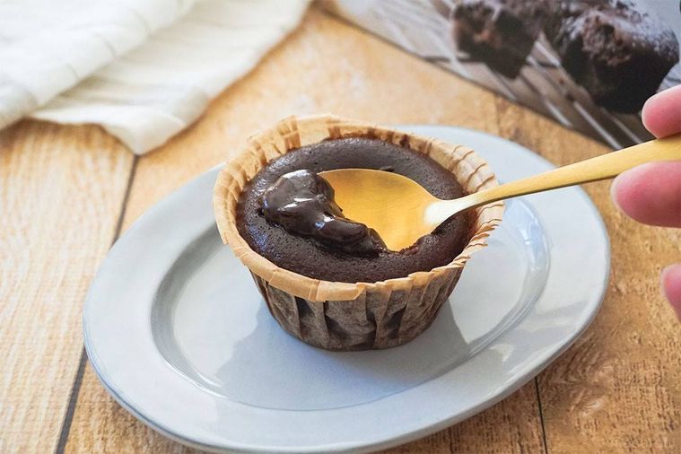 レンジで温めたフォンダンショコラのスプーン持ち上げ