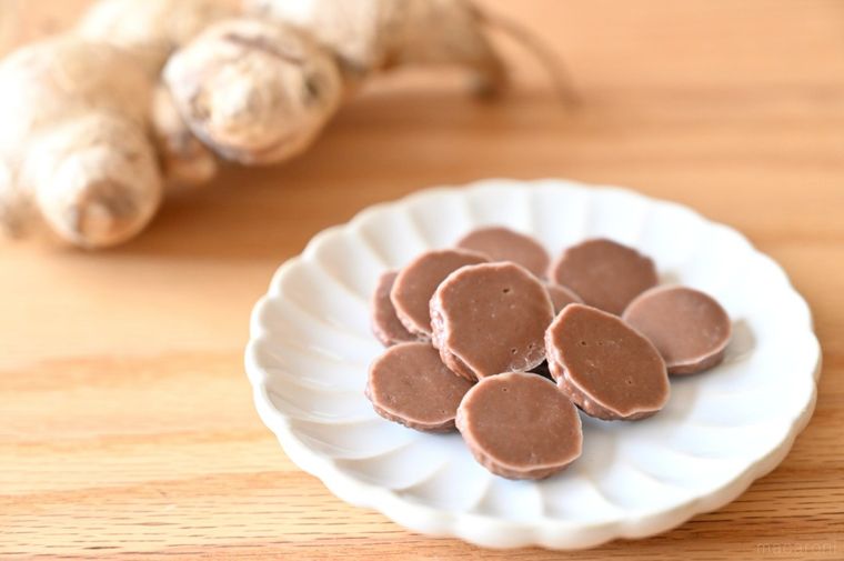 しょうがとタブレット状のチョコレート