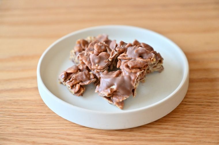 白いお皿に盛られたチョコレートクランチ