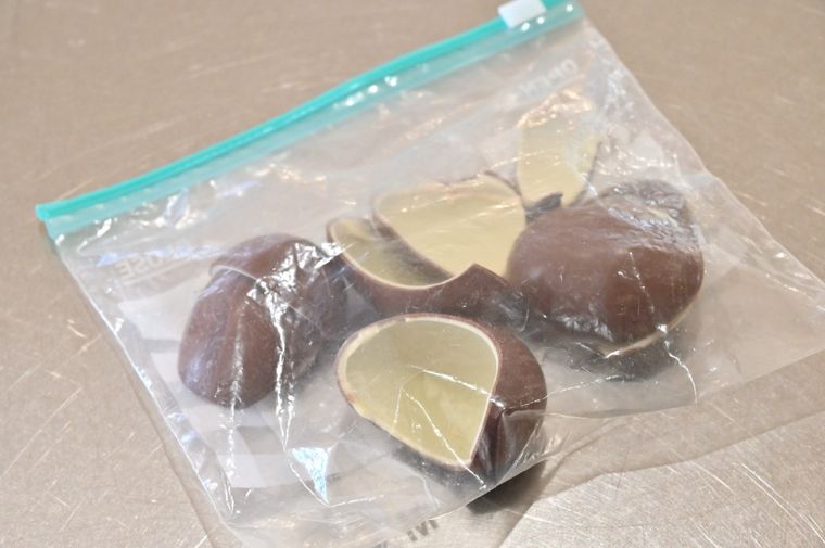 割れたチョコエッグが保存袋に入っている