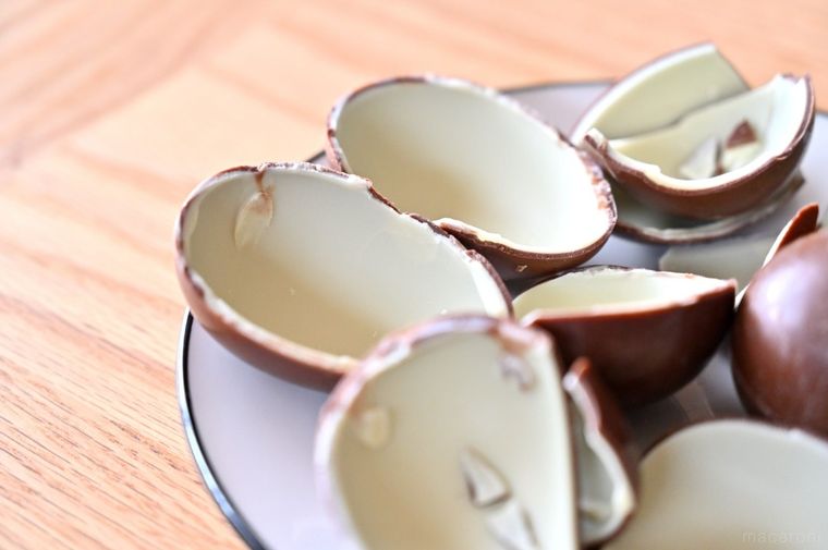 割れたチョコエッグの内側