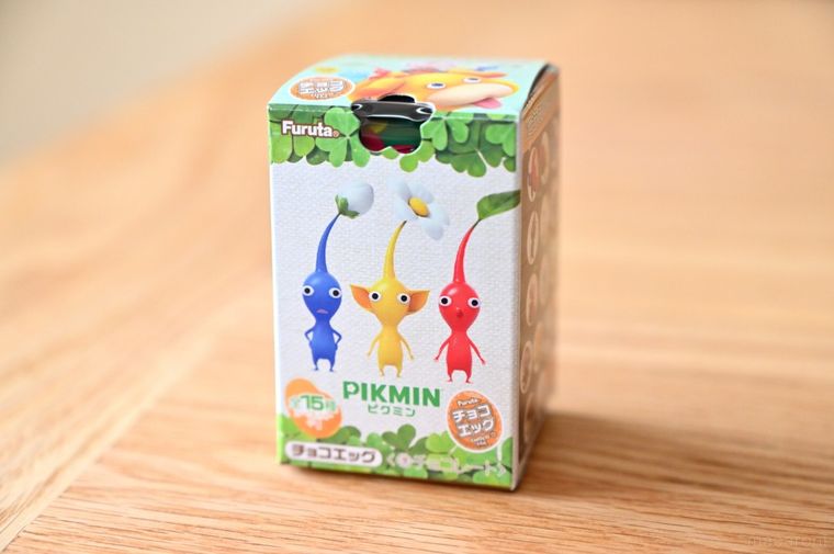 テーブルに置いたピクミンチョコエッグの箱