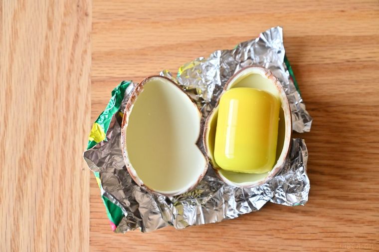 半分に割れたチョコエッグと黄色いカプセル