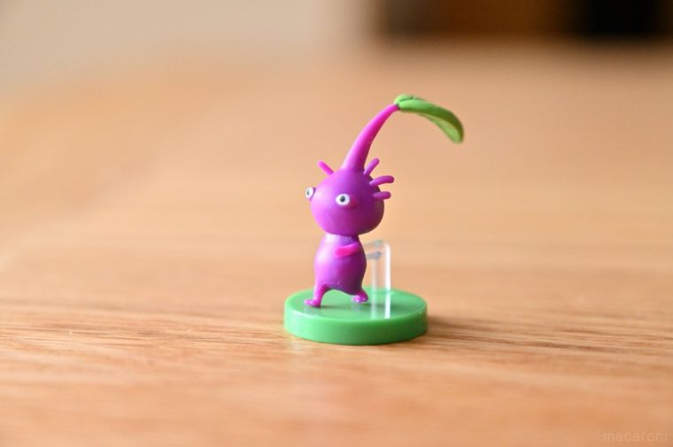 組み立てたチョコエッグの紫ピクミン