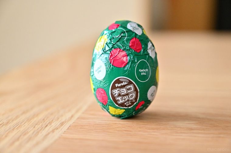 緑ベースの包み紙に入ったチョコエッグ