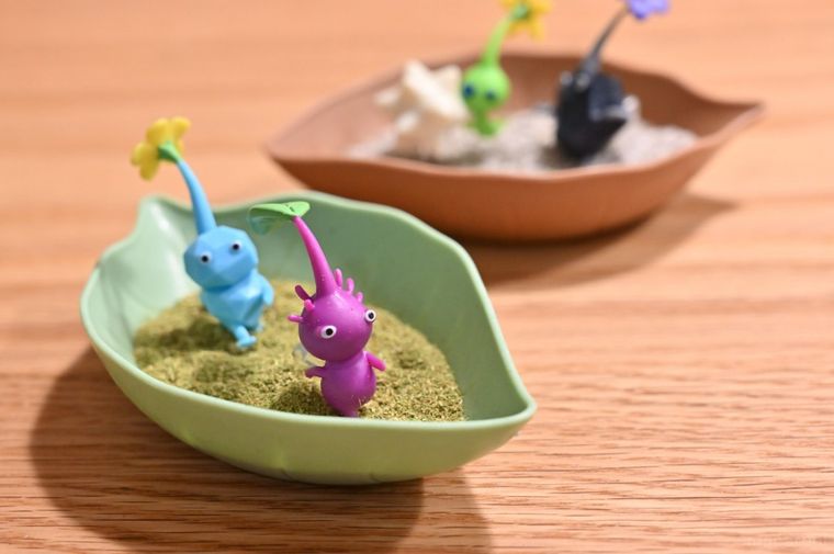 葉型トレイにディスプレイしたピクミンのフィギュア