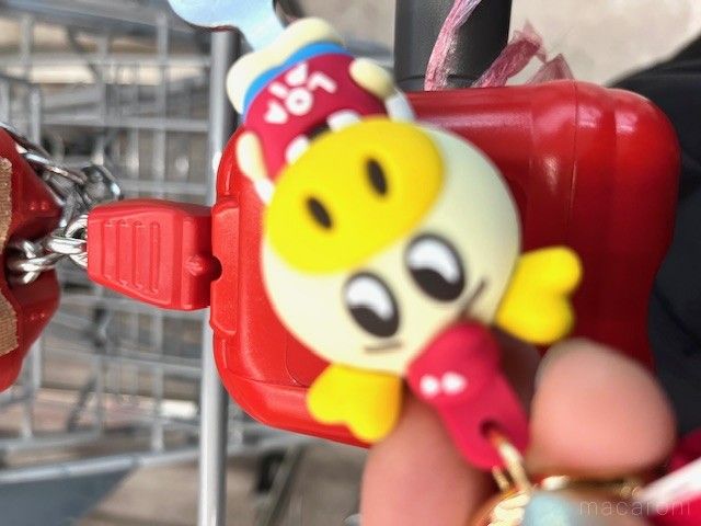 カートの差し込み口からロピア専用カートキーを外している