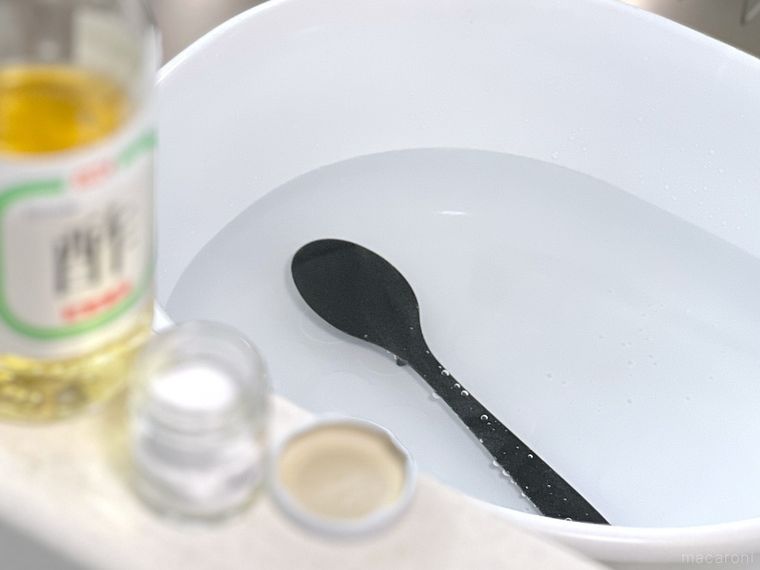 シリコーン調理スプーンを湯に浸している様子