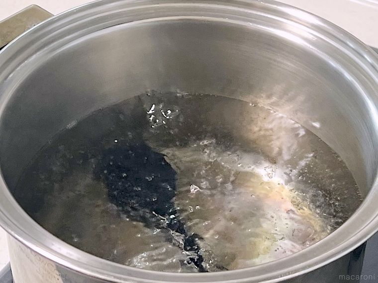 シリコーン調理スプーンを煮沸している様子