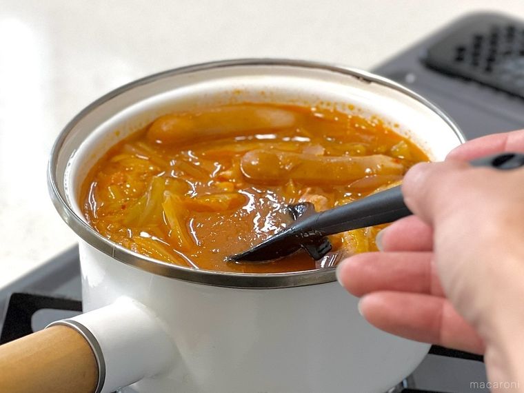 シリコーン調理スプーンで鍋をかき混ぜている様子
