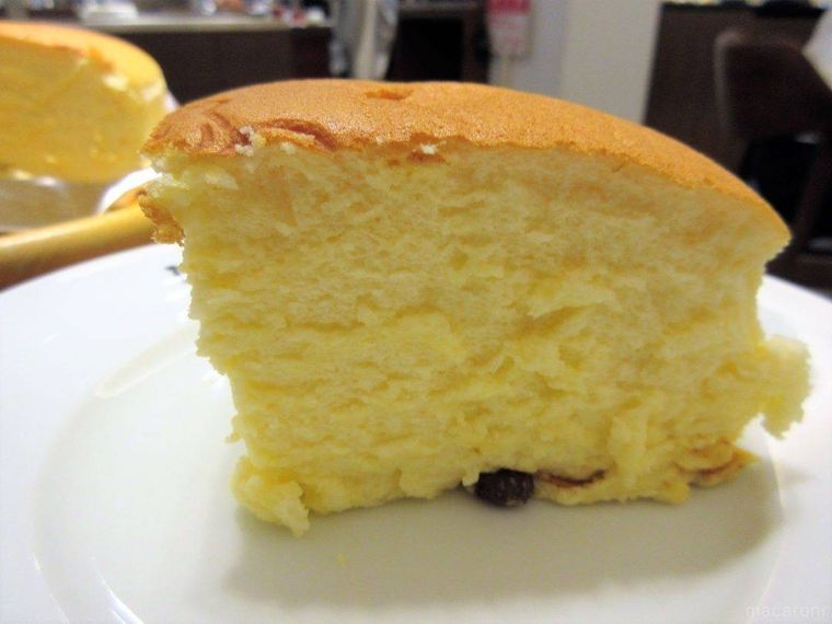 4分の1にカットして取り皿にのせられた超・焼きたてチーズケーキ