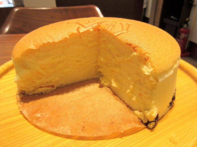 4分の1をカットした超・焼きたてチーズケーキ