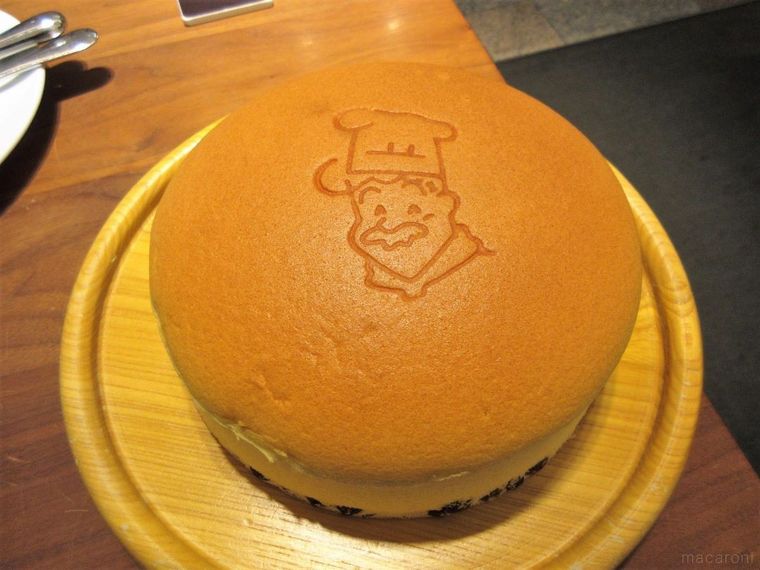 ウッドプレートにのせられた超・焼きたてチーズケーキ