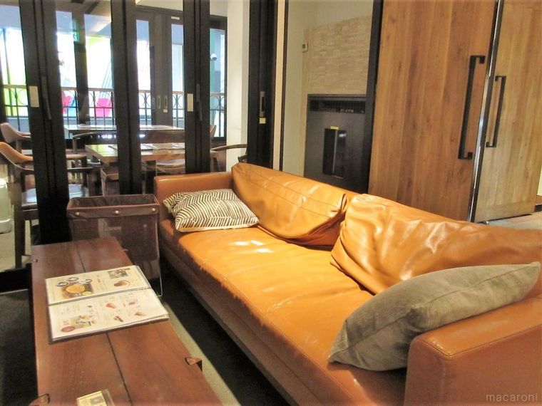 ソファ席や窓際にテーブル席が並ぶ陸カフェROOMの店内