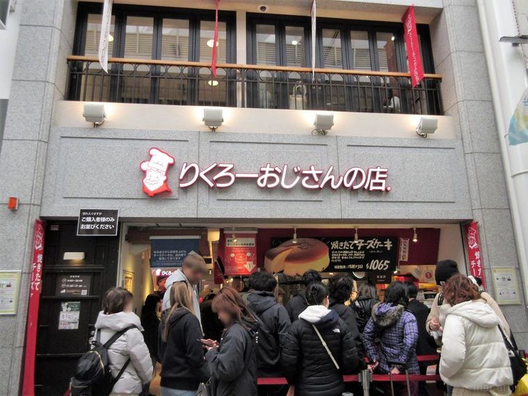 店頭に行列のできているりくろーおじさんの店 なんば本店
