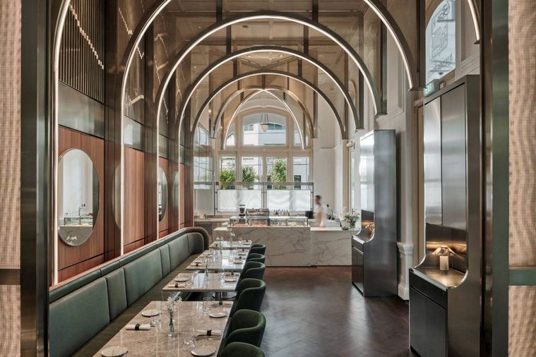 アーチ型の内観