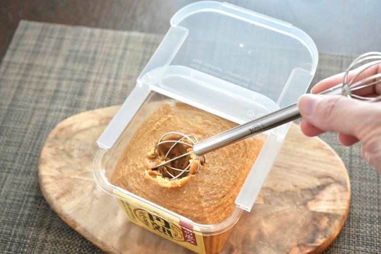 木のカッティングボードにのった味噌とマドラー