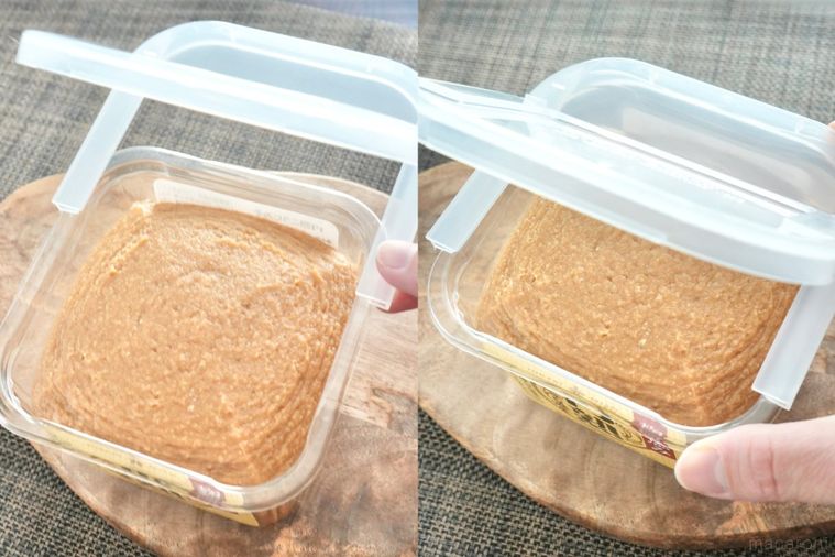 木のカッティングボードにのった味噌のプラスチックケースにフタを取り付ける様子