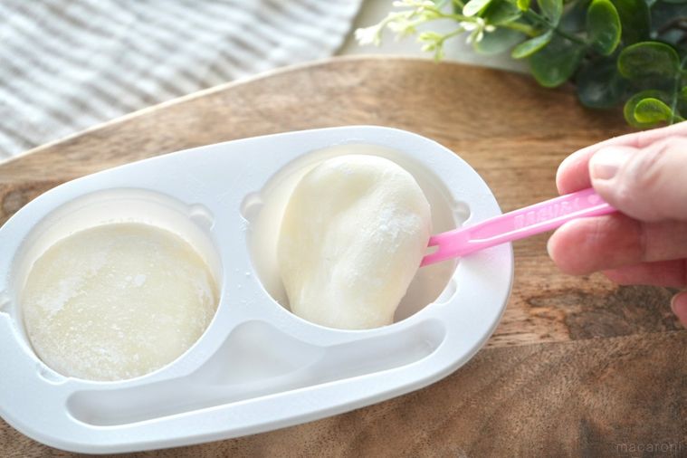 木のカッティングボードにのった生雪見だいふくとストライプの布とグリーンとピンク色のピック