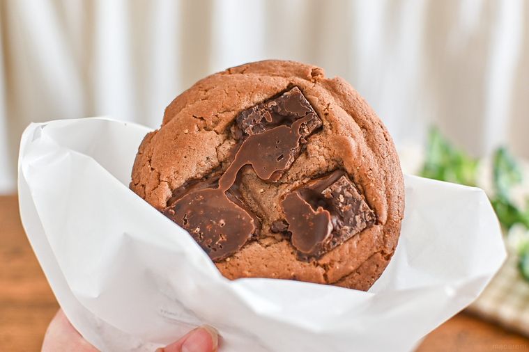 クッキーを持っているところ