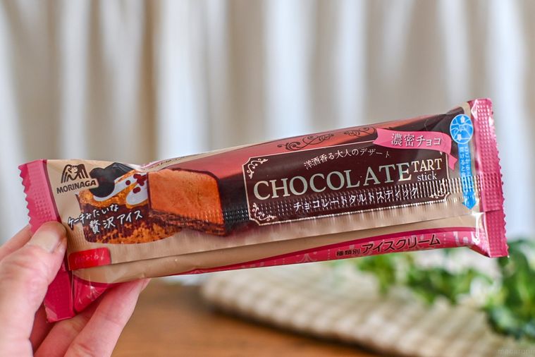 アイスのパッケージを持っているところ