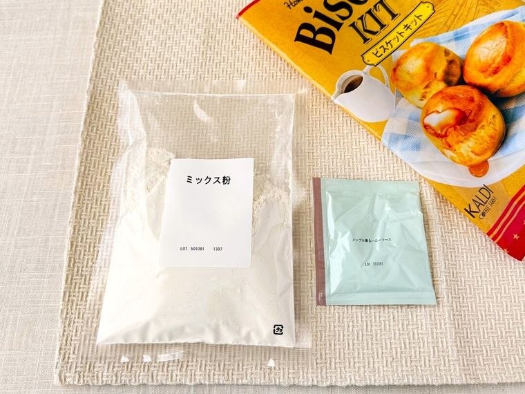 ビスケットキット 145gのパッケージから取り出した材料が並んでいる様子
