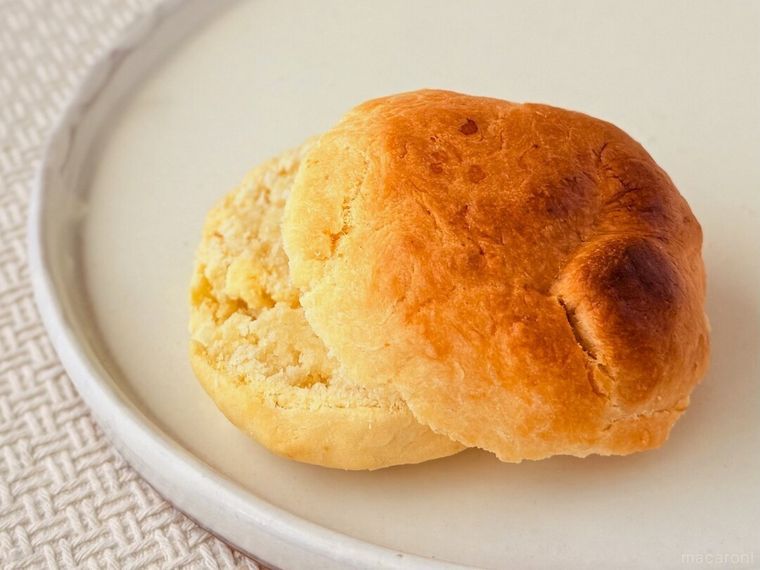 半分にカットしたビスケットが置かれている様子