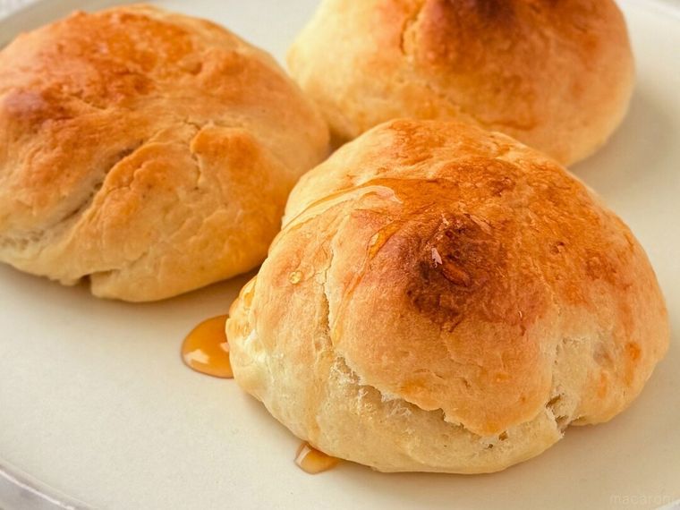 はちみつがかかったビスケットが置かれている様子