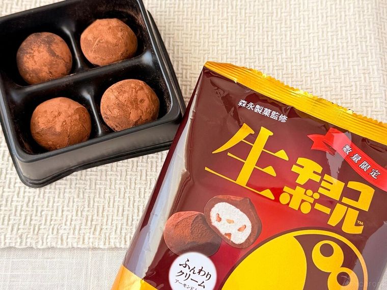 パッケージから取り出した「森永製菓監修 生チョコボール」