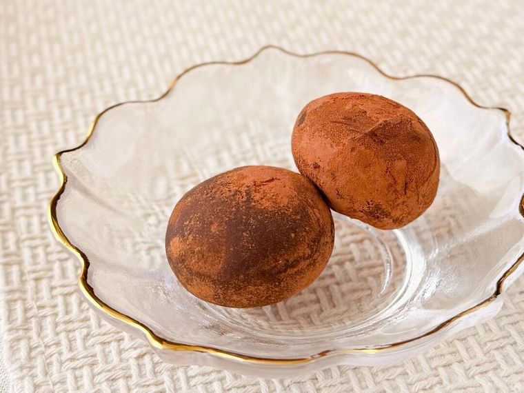 ガラス皿にのった「森永製菓監修 生チョコボール」