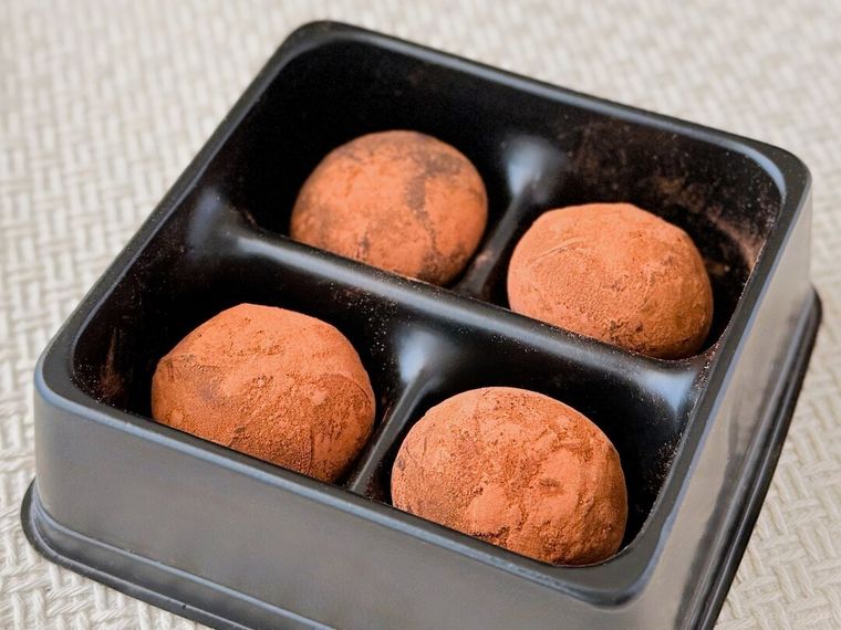 トレーに入った「森永製菓監修 生チョコボール」が置かれている様子