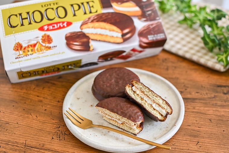 チョコパイがお皿にのせられている