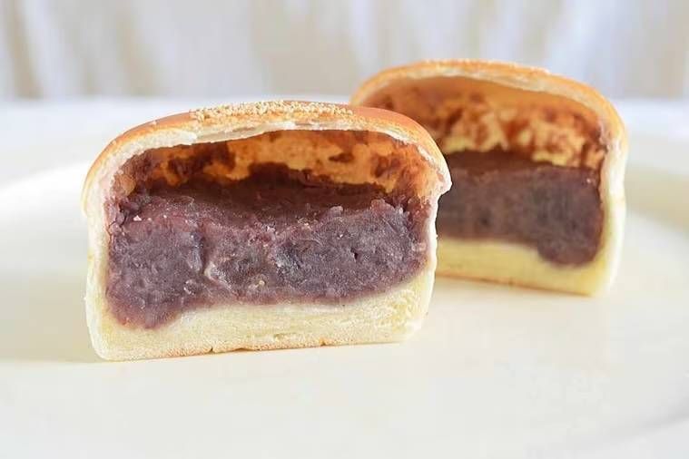 あんぱんを半分に割った様子