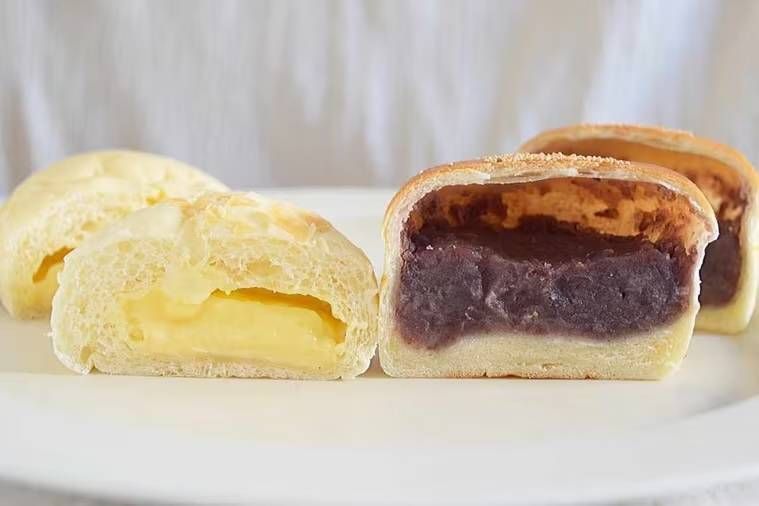 半分に割ったクリームパンとあんぱん
